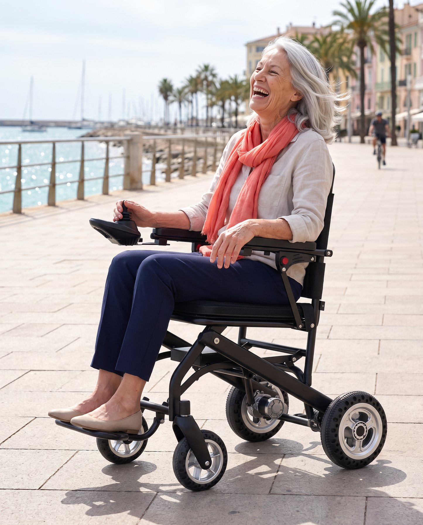 Conduite du fauteuil au joystick sur une promenade en bord de mer