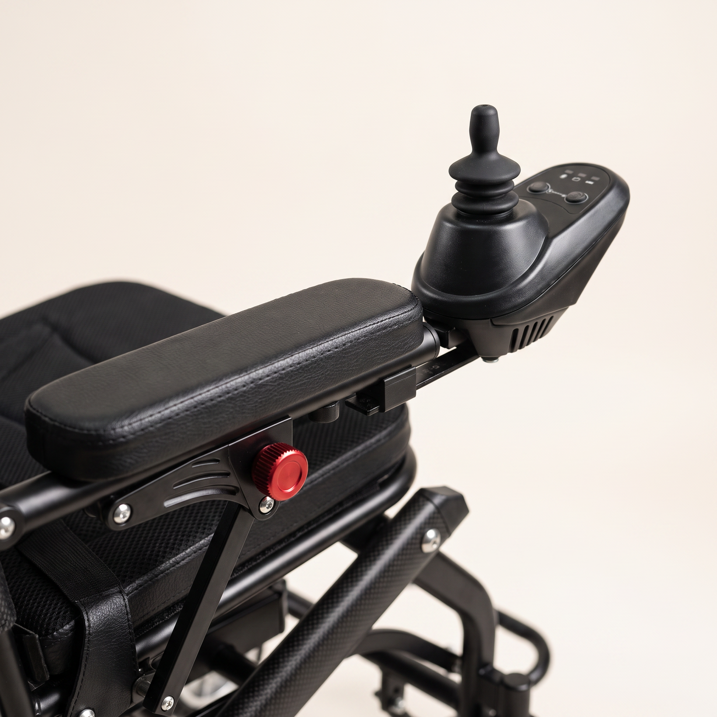 Gros plan sur le joystick de commande et l'accoudoir droit