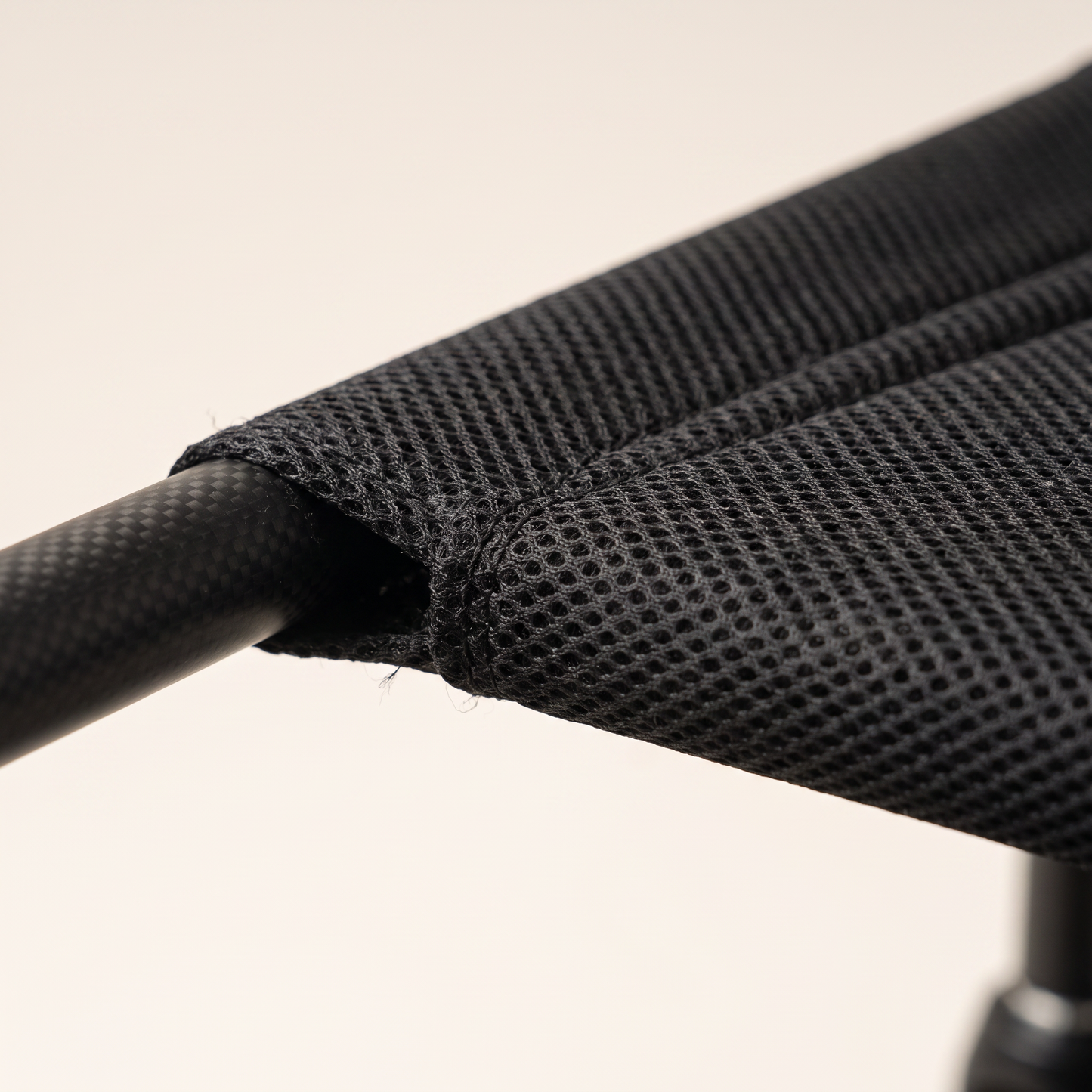 Macro de la maille respirante de l'assise et de sa couture