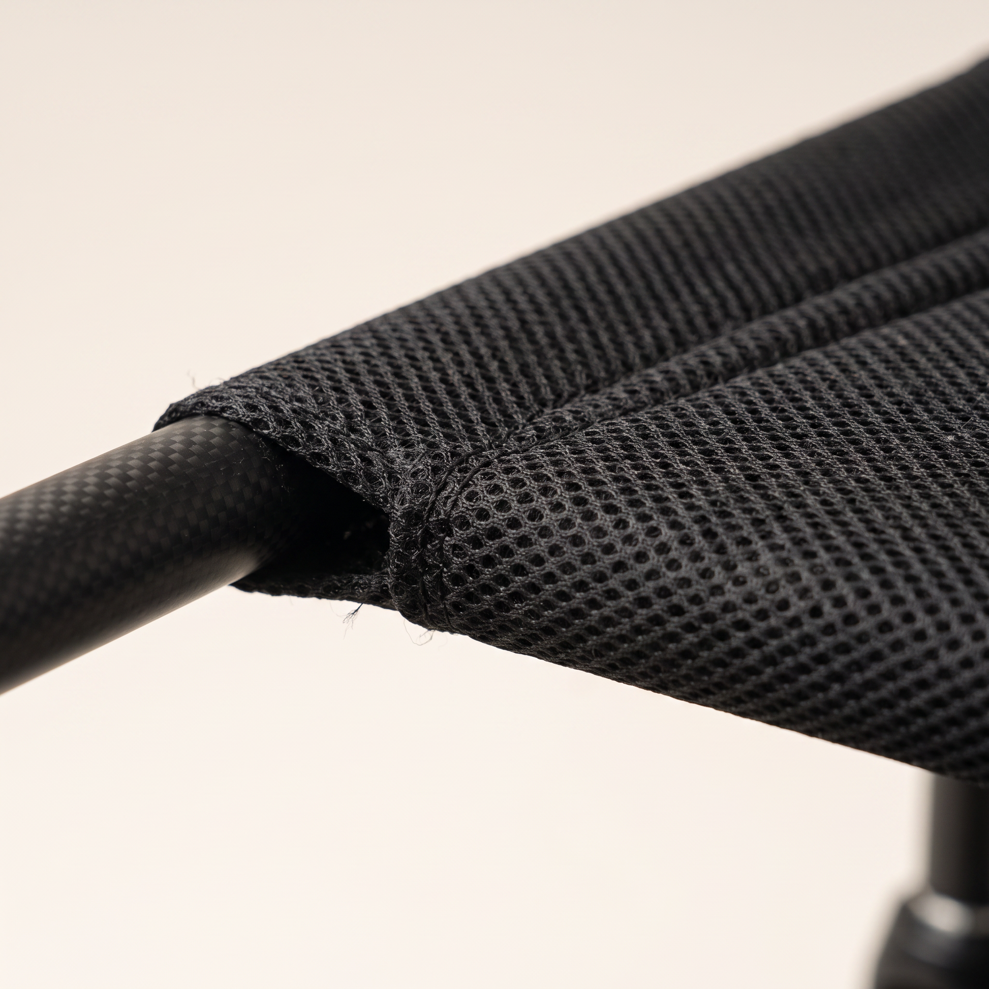Macro de la maille respirante de l'assise et de sa couture