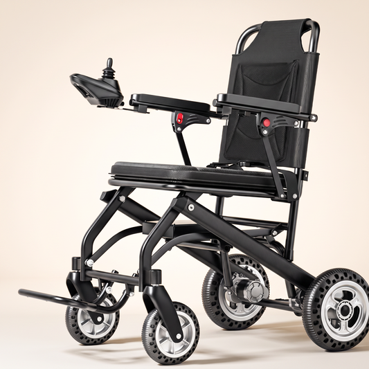 Fauteuil roulant électrique Airfold One déplié, vue trois-quarts avant sur fond studio